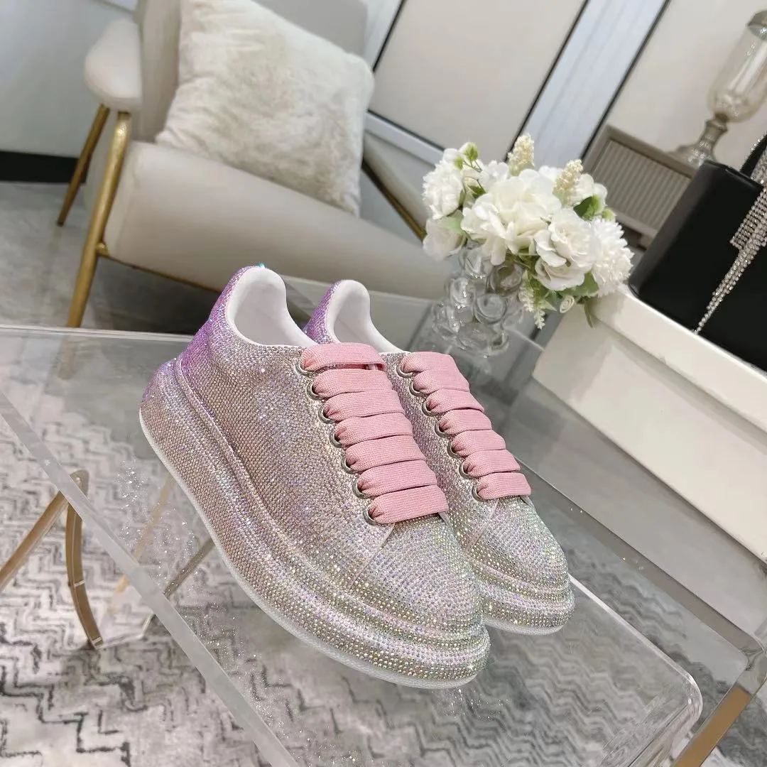 👟👟Ex-factory price 560👟👟 Men's size +10 2025SS McQueen crystal inlaid large and small diamond casual shoes counter original 1:1 production Fabric: imported silk velvet + imported Czech diamonds Lining: sheepskin lining Code number: 35-41 Male 39/44